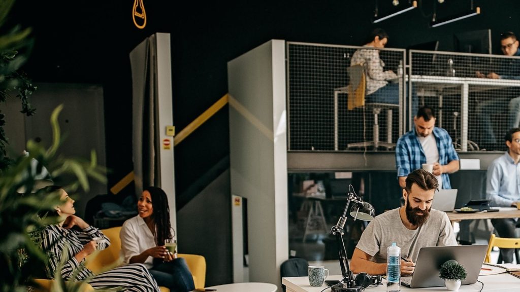 7 vantagens de investir no aluguel de móveis para coworking