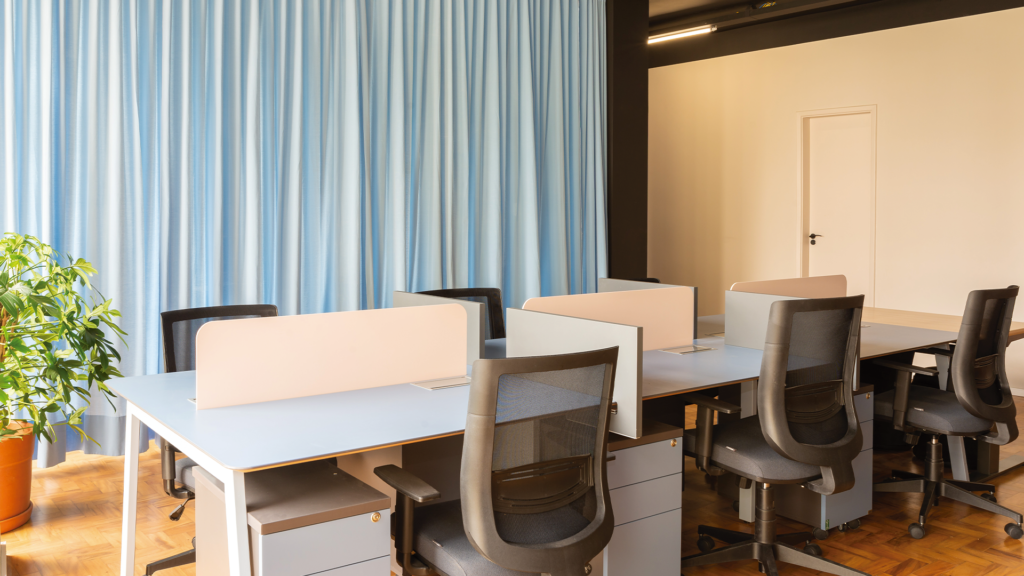 Mesa para escritório: conheça as opções e saiba como escolher